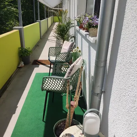 Homestay Sehr Kleines Zimmer, Nur 1-2 Uebernachtungen Inkl Netflix