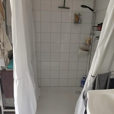 Sehr Kleines Zimmer, Nur 1-2 Uebernachtungen Inkl Netflix Homestay