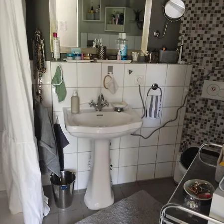 Sehr Kleines Zimmer, Nur 1-2 Uebernachtungen Inkl Netflix Homestay